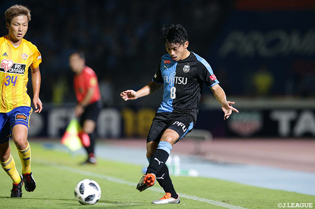 サイドでボールをキープし、味方へパスを出す阿部 浩之（川崎Ｆ）【明治安田Ｊ１ 第24節 川崎Ｆvs仙台】