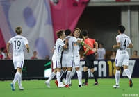 強烈なミドルシュートを叩き込んだ稲垣 祥（広島/#15）がキャプテンの青山 敏弘の元へ！【明治安田Ｊ１ 第24節 Ｃ大阪vs広島】