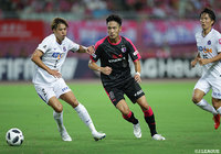 野上 結貴（広島/#2）とマッチアップした杉本 健勇（Ｃ大阪）。この日も不発に終わり、完全復活が待たれる【明治安田Ｊ１ 第24節 Ｃ大阪vs広島】