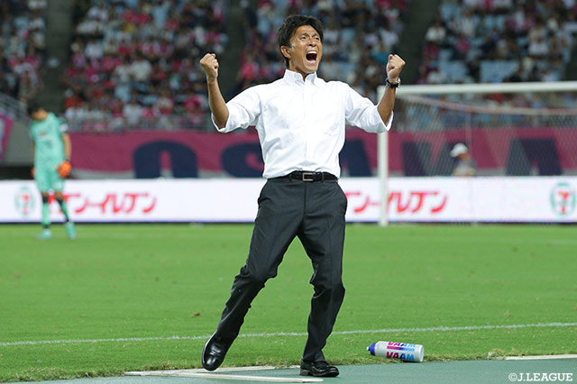 試合終了のホイッスルが鳴り響き、会心のガッツポーズを見せる城福 浩監督（広島）【明治安田Ｊ１ 第24節 Ｃ大阪vs広島】