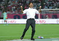 試合終了のホイッスルが鳴り響き、会心のガッツポーズを見せる城福 浩監督(広島)【明治安田J1 第24節 C大阪vs広島】