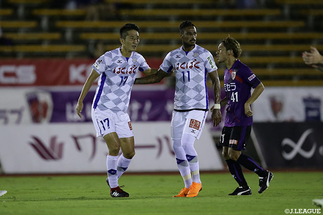 後半ATのPKを金園 英学（甲府/#17）が決めて土壇場で同点に追いつく！【明治安田Ｊ２ 第30節 京都vs甲府】