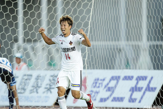先制ゴールを奪った金子 昌広（金沢）のガッツポーズ！【明治安田Ｊ２ 第30節 讃岐vs金沢】