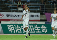 前半終了間際に垣田 裕暉（#19）のゴールでアウェイの金沢がリードを2点に広げる！【明治安田Ｊ２ 第30節 讃岐vs金沢】
