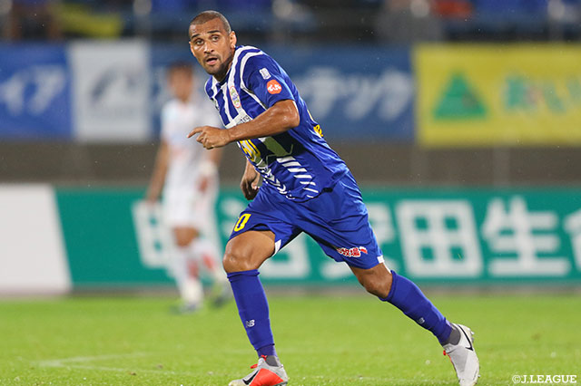 GKに防がれるも同点に繋がるヘディングシュートを放ったブルーノ ロペス。加入後初ゴールは次節以降か【明治安田Ｊ２ 第30節 山形vs愛媛】