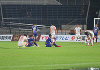 終了のホイッスルが鳴り響くとともにピッチに倒れこむ両チームの選手たち。勝ち点1をわけ合った【明治安田Ｊ２ 第30節 山形vs愛媛】