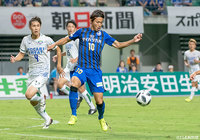 得点が期待された藤本 憲明（大分）だが、徳島の集中した守りを突破できず【明治安田Ｊ２ 第30節 大分vs徳島】