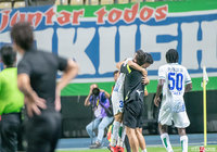 劣勢だった徳島が小西 雄大（#32）のゴールで先制！小西とリカルド ロドリゲス監督が熱い抱擁！【明治安田Ｊ２ 第30節 大分vs徳島】