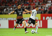 ボールを奪い合う玉田 圭司（名古屋）と長澤 和輝（浦和）【明治安田Ｊ１ 第24節 名古屋vs浦和】