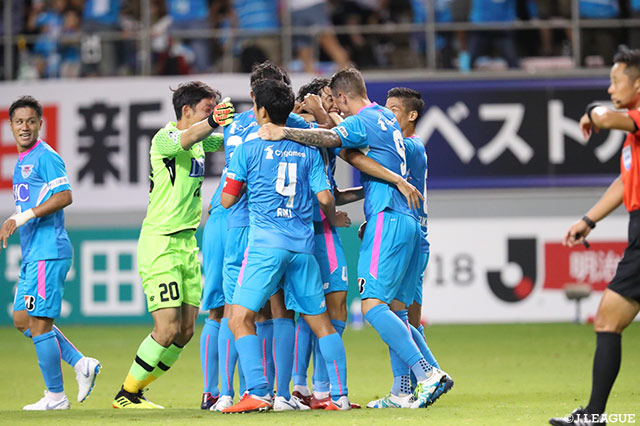 フェルナンド トーレスのパスから移籍後初ゴールをマークした金崎 夢生（鳥栖）の元へチームメイトが集まり祝福！【明治安田Ｊ１ 第24節 鳥栖vsＧ大阪】