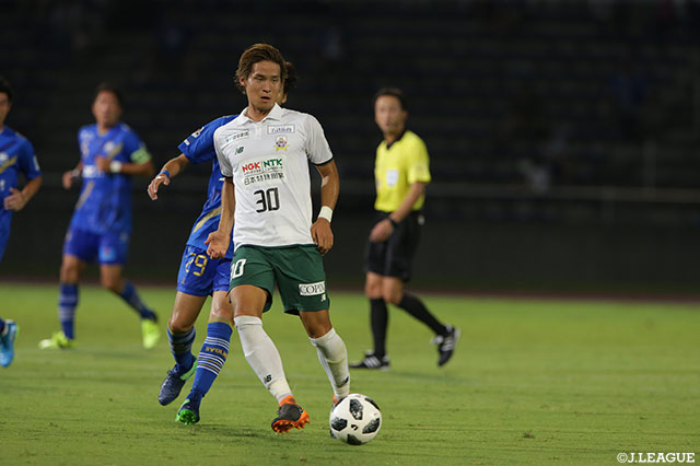 パスを供給する中島 賢星（岐阜）【明治安田Ｊ２ 第30節 町田vs岐阜】
