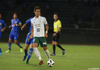 パスを供給する中島 賢星（岐阜）【明治安田Ｊ２ 第30節 町田vs岐阜】