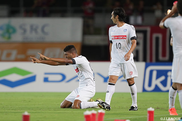 バティスタ（水戸）が右サイドからのクロスを頭で叩き込み、先制弾となるＪリーグ初得点をマーク！【明治安田Ｊ２ 第30節 岡山vs水戸】