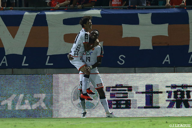 オナイウ 阿道（山口/#19）が84分に迎えたGKとの1対1の場面でも落ち着いて決め、ハットトリックを達成！【明治安田Ｊ２ 第30節 大宮vs山口】