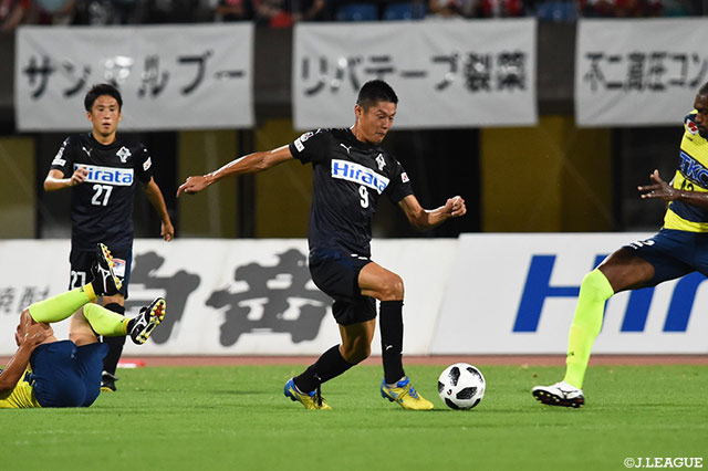 栃木の守備網をかいくぐり、ボールを運ぶ安 柄俊（熊本）【明治安田Ｊ２ 第30節 熊本vs栃木】