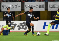 栃木の守備網をかいくぐり、ボールを運ぶ安 柄俊（熊本）【明治安田Ｊ２ 第30節 熊本vs栃木】