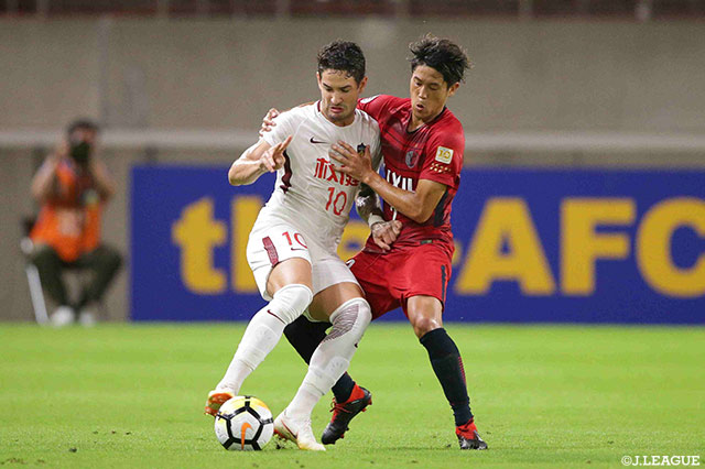 ボールをキープするアレシャンドレ パト（天津権健）に内田 篤人（鹿島）がプレスをかける【ACL 準々決勝 第1戦 鹿島vs天津権健】