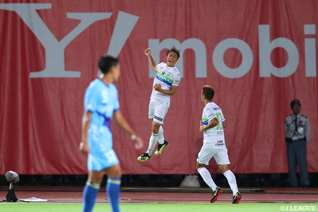 32分、梅崎 司（湘南）が左からのグラウンダーのクロスに合わせゴール右隅に流し込む！梅崎は飛び上がり大きくガッツポーズ！【明治安田Ｊ１ 第25節 長崎vs湘南】