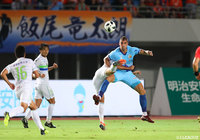 後半途中に投入されたファンマ（長崎）はDFに競り勝ちヘディングシュートをゴール左隅に突き刺して1点を返した【明治安田Ｊ１ 第25節 長崎vs湘南】