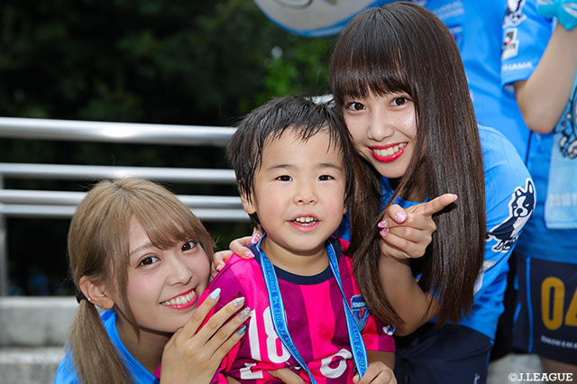 「横浜FCスタジアムアイドル」のNeedsさんとミニサポが記念撮影♪【明治安田Ｊ２ 第31節 横浜FCvs京都】
