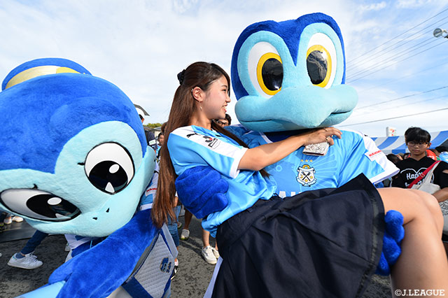 ジュビロくんがお姫様抱っこを披露！ジュビィちゃんやきもちやいてる？！【明治安田Ｊ１ 第25節 磐田vs名古屋】