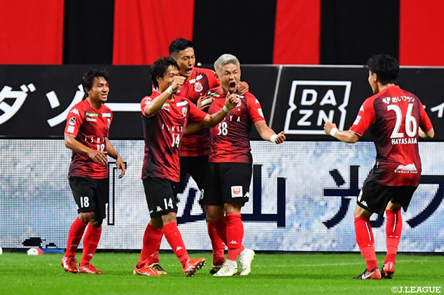 駒井 善成のクロスをに菅 大輝（#38）が頭で合わせ、ホームの札幌が幸先よく先制に成功！【明治安田Ｊ１ 第25節 札幌vs神戸】