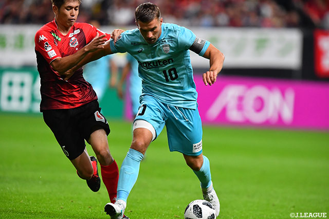 ルーカス ポドルスキ（神戸）は前半終了間際にレッドカードを受けピッチを去った【明治安田Ｊ１ 第25節 札幌vs神戸】