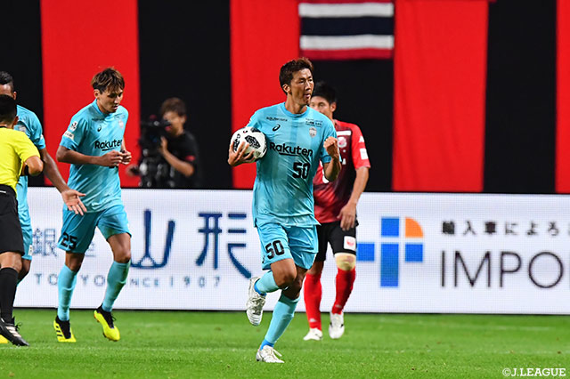 コーナーキックのボールに長沢 駿（#50）が頭で合わせる！一度は弾かれるも再度押し込み神戸が一点を返す。長沢にとっては移籍後初ゴールとなった【明治安田Ｊ１ 第25節 札幌vs神戸】