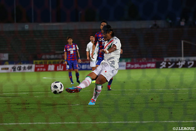 中島 裕希がPKを落ち着いて決めて、町田が先制に成功！【明治安田Ｊ２ 第31節 甲府vs町田】