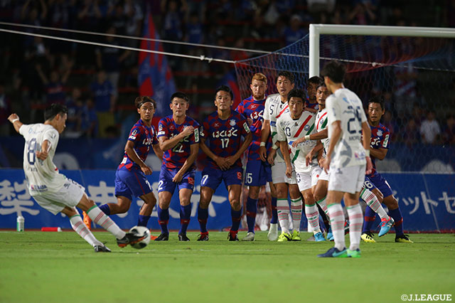 FKの場面で平戸 太貴（#8）が蹴ったボールが相手選手に当たり、そのままゴールに吸い込まれ町田がリードを2点に広げる【明治安田Ｊ２ 第31節 甲府vs町田】