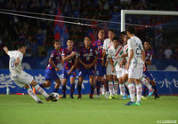 FKの場面で平戸 太貴（#8）が蹴ったボールが相手選手に当たり、そのままゴールに吸い込まれ町田がリードを2点に広げる【明治安田Ｊ２ 第31節 甲府vs町田】