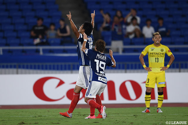 伊藤 翔（左）が左サイドからのクロスに合わせ、ホームの横浜FMが先制点を奪取！【明治安田Ｊ１ 第25節 横浜FMvs柏】