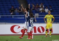 伊藤 翔（左）が左サイドからのクロスに合わせ、ホームの横浜FMが先制点を奪取！【明治安田Ｊ１ 第25節 横浜FMvs柏】