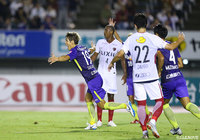 前半終了間際のFKのチャンスから最後は佐々木 翔（広島/#19）が押し込み、前半のうちに逆転！【明治安田Ｊ１ 第25節 広島vs鹿島】