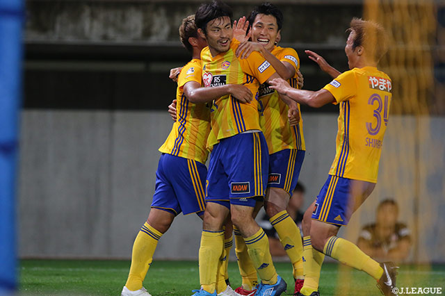 前半24分のCKを大岩 一貴が右足で合わせホームの仙台が先制！大岩の元へチームメイトが駆け寄る【明治安田Ｊ１ 第25節 仙台vs清水】