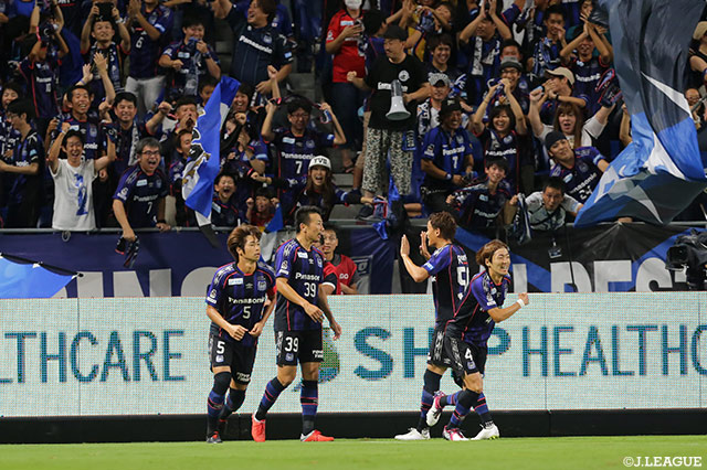 渡邉 千真（#39）がセットプレーのこぼれ球を押し込みＧ大阪が先制に成功！【明治安田Ｊ１ 第25節 Ｇ大阪vs川崎Ｆ】