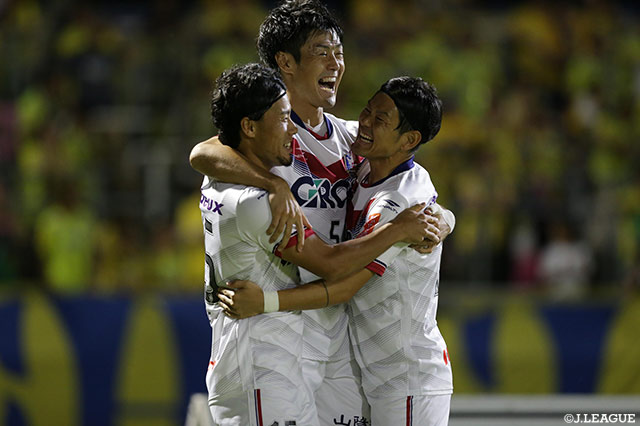 増田 繁人（#5）がニアで合わせると、GKの頭上を越えたボールがネットに吸い込まれ岡山が幸先よく先制点を奪う【明治安田Ｊ２ 第31節 栃木vs岡山】