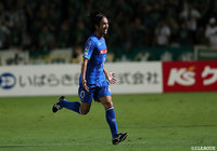 木村 祐志（水戸）がPA手前の右から左足でシュートを放つと、スリッピーなピッチを生かしたシュートがゴール左に突き刺さり先制に成功！【明治安田Ｊ２ 第31節 水戸vs松本】