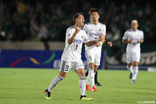 後半に田中 隼磨（松本）が同点弾をゲット！渾身のガッツポーズ！【明治安田Ｊ２ 第31節 水戸vs松本】
