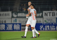 88分、途中投入されたロビン シモヴィッチ（大宮/左）が相手DFと競り合いオウンゴールを誘発する！【明治安田Ｊ２ 第31節 岐阜vs大宮】