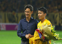 PFC CSKAモスクワ（ロシア）への移籍が決まった西村 拓真に渡邉 晋監督から花束が贈られた【明治安田Ｊ１ 第25節 仙台vs清水】