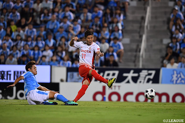 12分、エドゥアルド ネットからのスルーパスに抜け出した金井 貢史（名古屋）が落ち着いて流し込み、先制！【明治安田Ｊ１ 第25節 磐田vs名古屋】