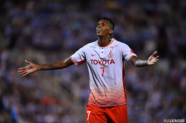 この試合でも2ゴールを奪ったジョー（名古屋）。直近の6試合で12ゴールと抜群の決定力でチームを牽引する【明治安田Ｊ１ 第25節 磐田vs名古屋】