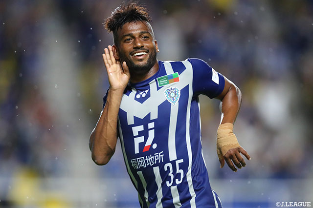後半ATに劇的な決勝弾を奪ったレオミネイロ（福岡）のこの笑顔！【明治安田Ｊ２ 第31節 福岡vs大分】