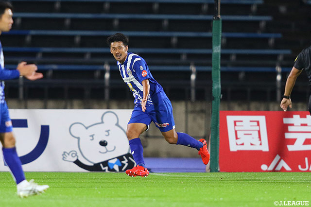 PA内で相手選手とうまく入れ替わった阪野 豊史（山形）が冷静に決め、開始9分に先制！【明治安田Ｊ２ 第31節 山形vs熊本】