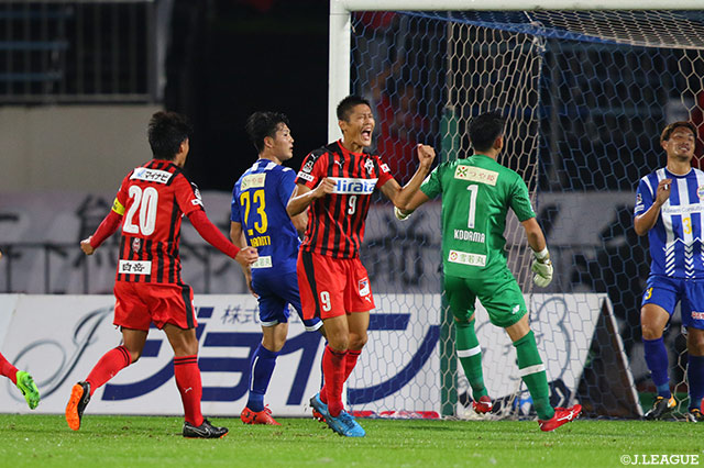 味方の同点弾に雄たけびを上げる安 柄俊（熊本）【明治安田Ｊ２ 第31節 山形vs熊本】