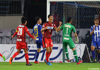 味方の同点弾に雄たけびを上げる安 柄俊（熊本）【明治安田Ｊ２ 第31節 山形vs熊本】