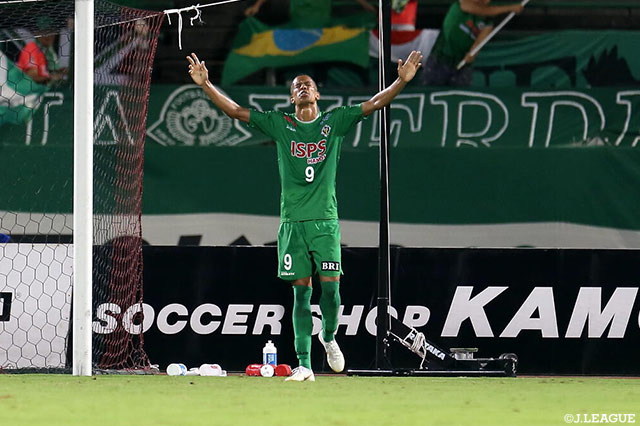 左からのクロスをドウグラスヴィエイラ（東京Ｖ）が左足で合わせ先制点を奪取！【明治安田Ｊ２ 第31節 金沢vs東京Ｖ】