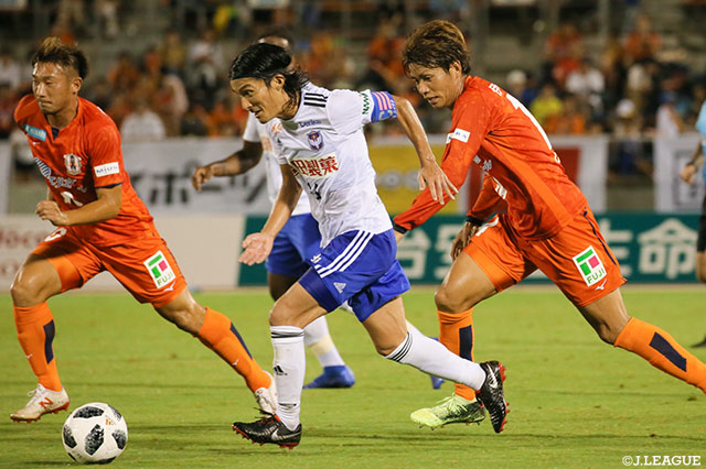 ドリブルで突破を計る田中 達也（新潟）【明治安田Ｊ２ 第31節 愛媛vs新潟】