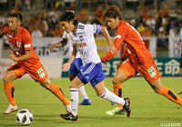 ドリブルで突破を計る田中 達也（新潟）【明治安田Ｊ２ 第31節 愛媛vs新潟】